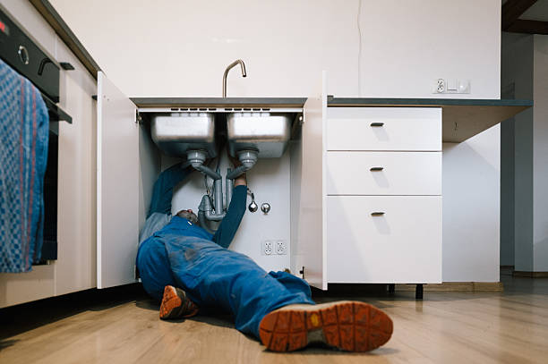 Professional Emergency Plumber technician working in St Columbans, NE